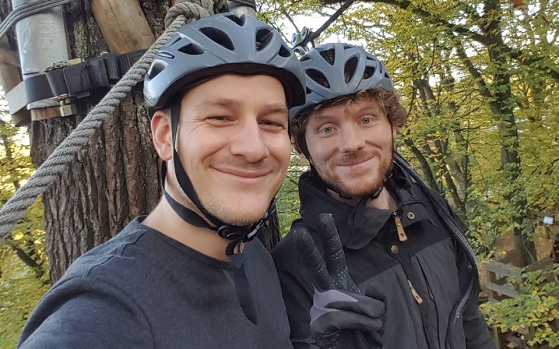 Münch+Münch Teamevent Kletterpark - Zwei Kletterer mit Helmen