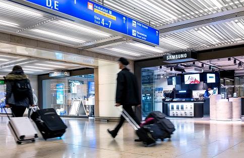 Münch+Münch Samsung Store Flughafen Frankfurt - Passanten mit Rollkoffern