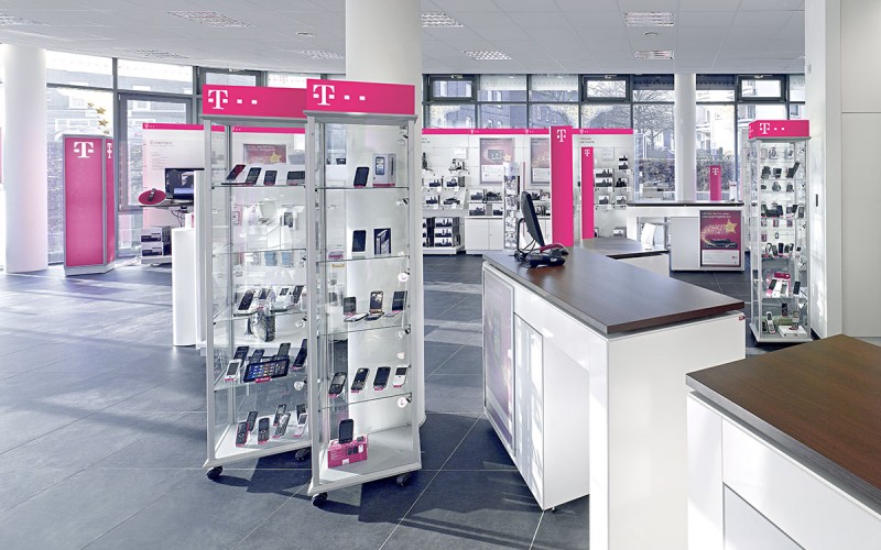 Münch+Münch Projekt Telekom - Shop Siegen mit Herstellersäulen